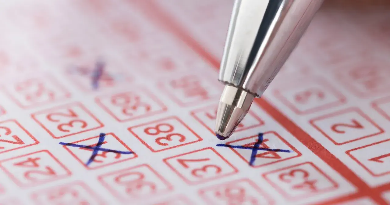 Długopis zaznacza liczby na kuponie lotto. Czy wygraną ze zdrapki można wypłacić prosto na konto bankowe?