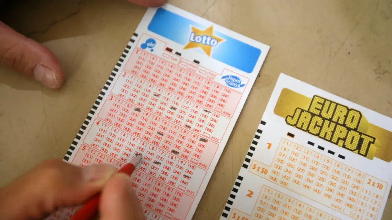 Ręka zaznacza liczby na kuponie Lotto. Dowiedz się, co zrobić po wygraniu szóstki w lotto krok po kroku.