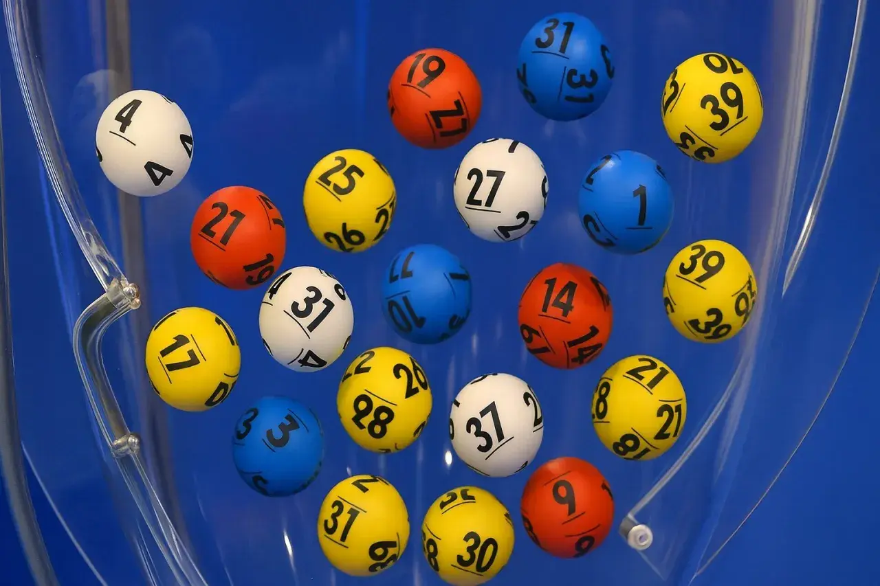 Kolorowe kulki z numerami wirują w błękitnej maszynie losującej. Czy to właśnie te gorące liczby w lotto przyniosą komuś szczęście?