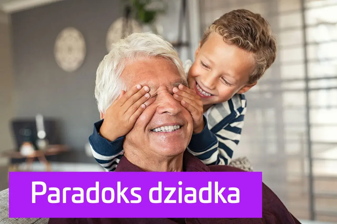 Chłopiec zakrywa oczy dziadkowi, tworząc scenę jak z paradoksu dziadka. Podróże w czasie jako zagadka logiczna.
