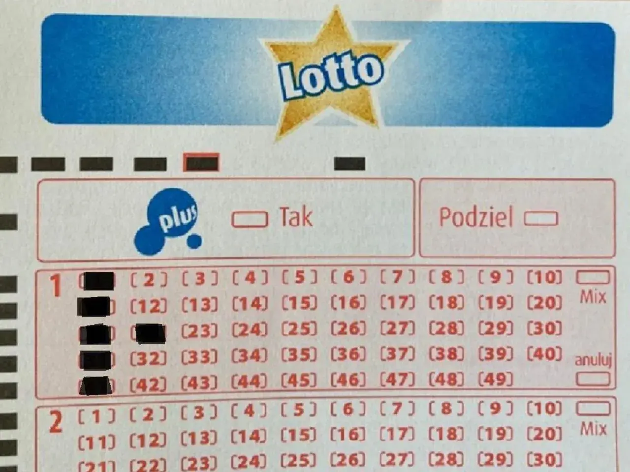 Kupon Lotto z zaznaczonymi numerami. Gdzie jest kod na kuponie lotto? Widoczne pola do wyboru "Plus" i "Podziel".