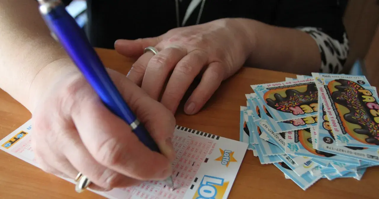 Ręka wypełnia kupon Lotto. Jak chronić swoją anonimowość po wygraniu milionów w krajowej loterii?