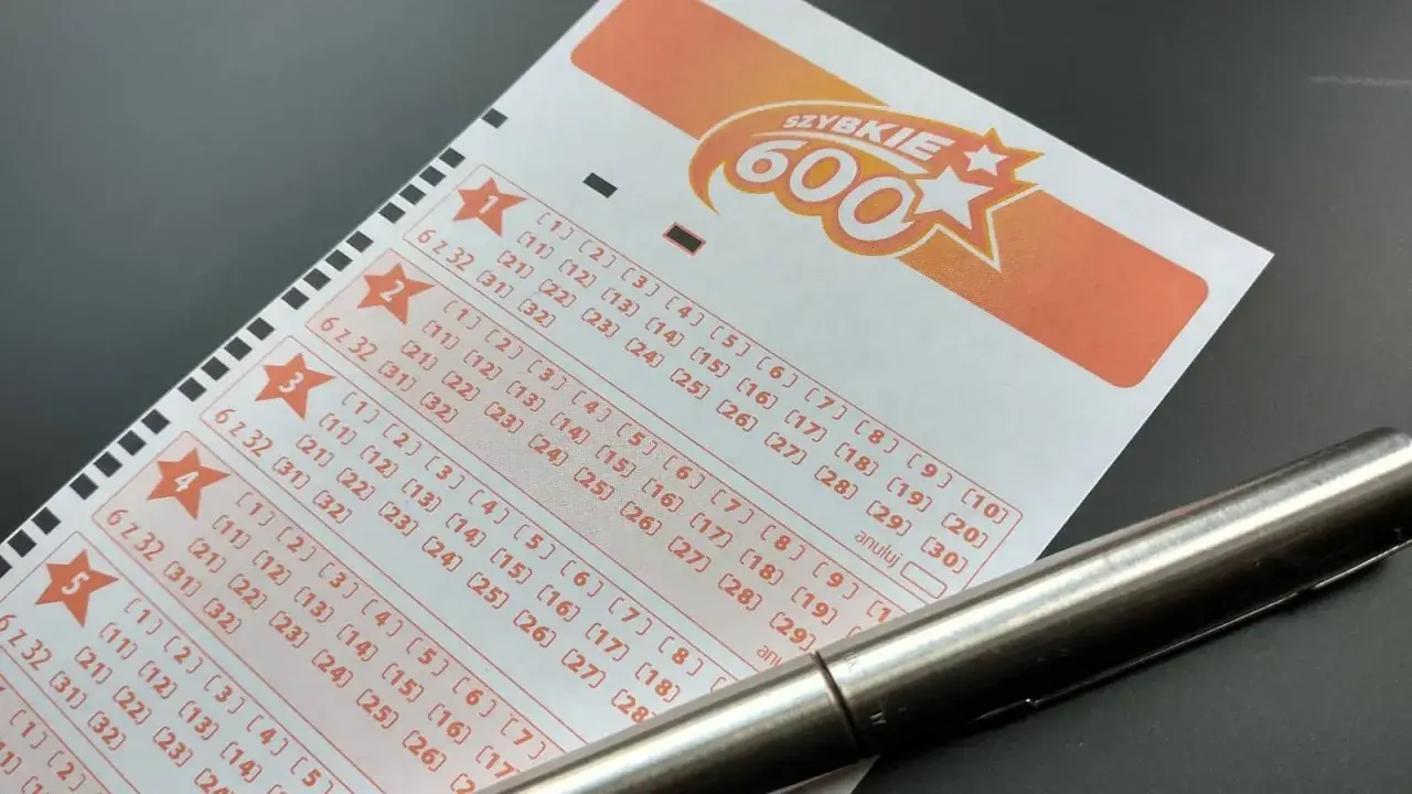Długopis leży na kuponie lotto "Szybkie 600". Czas sprawdzić, jak sprawdzić lotka i czy udało się wygrać!
