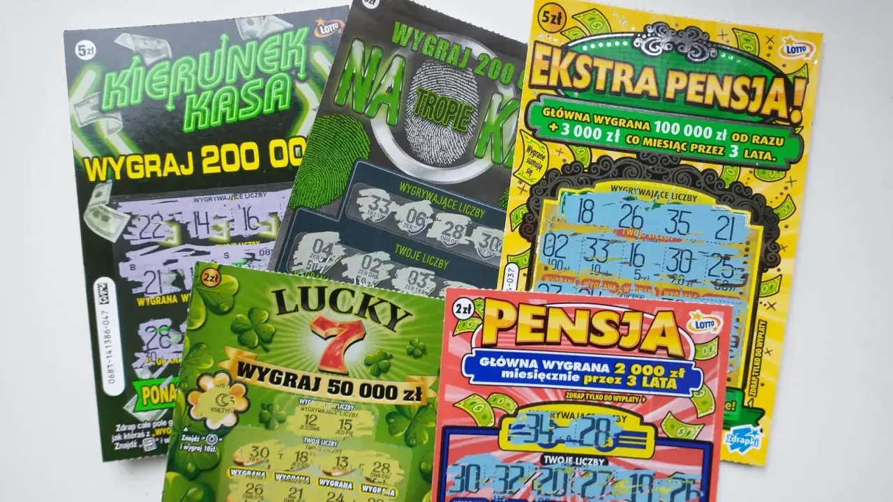 Kupno zdrapek: czy sprzedawca może zażądać dowodu? Na zdjęciu kilka zdrapek Lotto z różnymi nagrodami, np. "Kierunek Kasa", "Na tropie", "Ekstra Pensja".