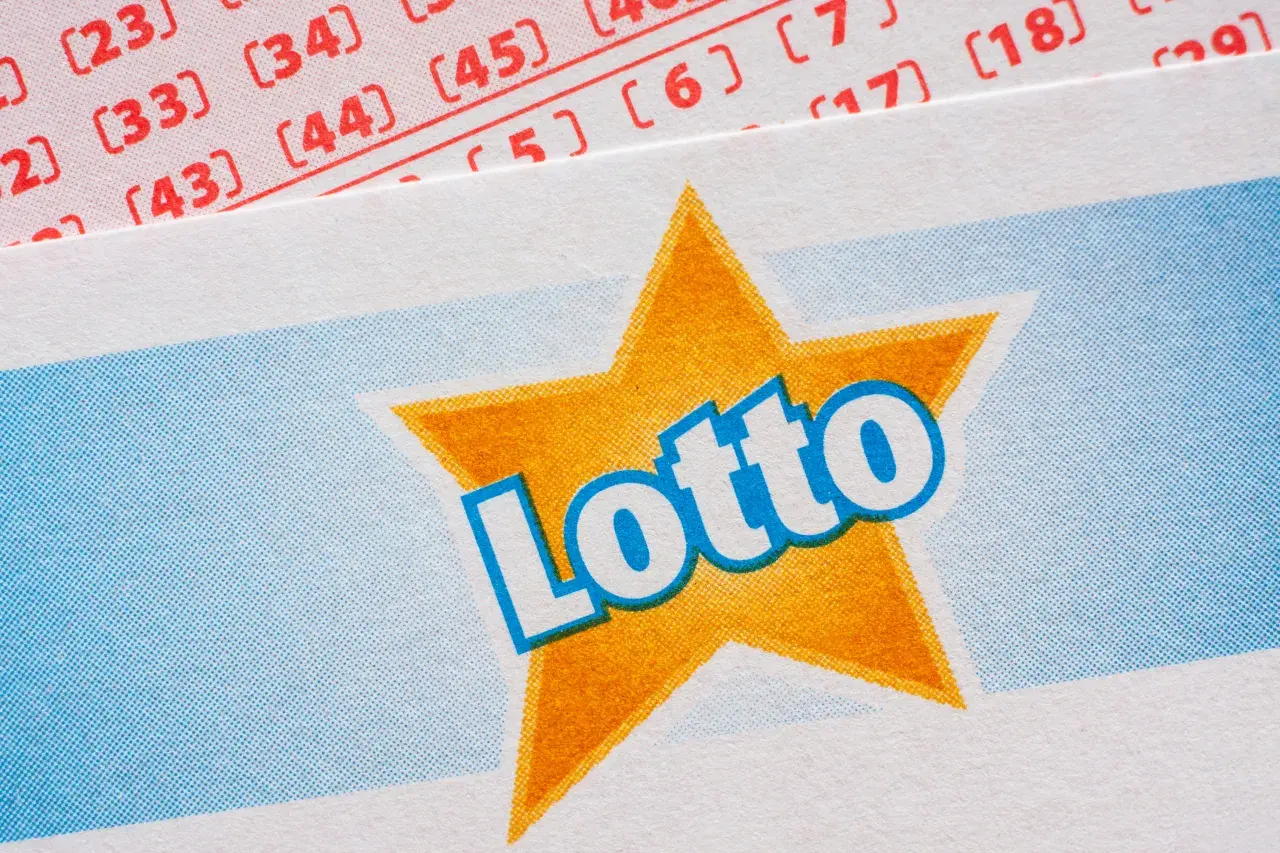 Kupon Lotto z żółtą gwiazdą i niebieskim napisem. Szukasz gry, która gra lotto ma największe prawdopodobieństwo wygranej?