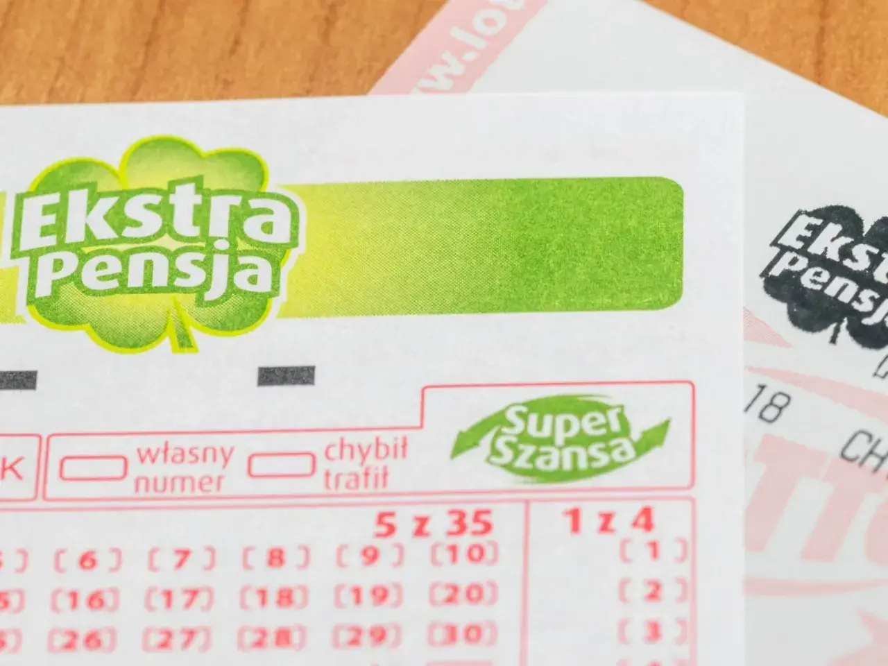 Zdrapka "Ekstra Pensja" z polem "Super Szansa". Jakie są szanse na wygraną w zdrapce? Liczby i pola do zaznaczenia.