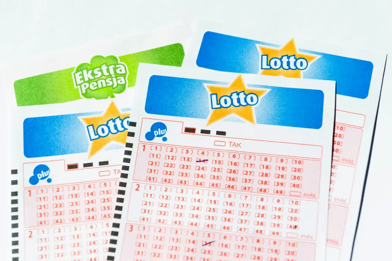 Losy Lotto i Ekstra Pensja. Zastanawiasz się, ile płacą za czwórkę w Lotto Plus? Na kuponach widać zaznaczone liczby.