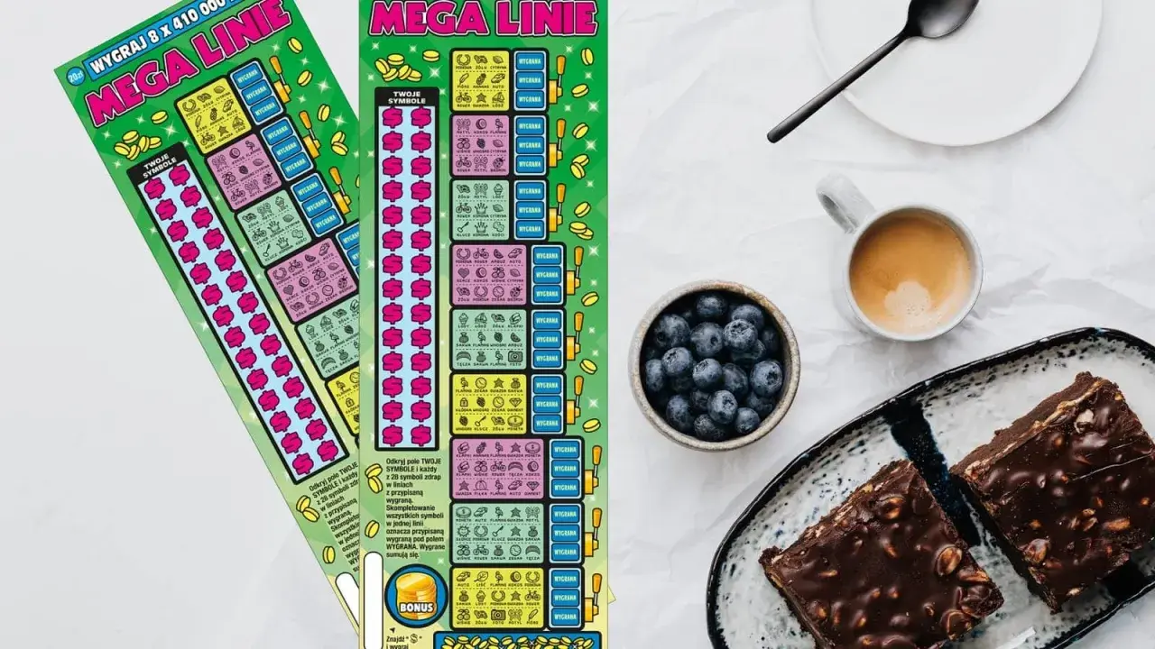 Dwie zdrapki lotto "Mega Linie" leżą obok kawy i ciasta.