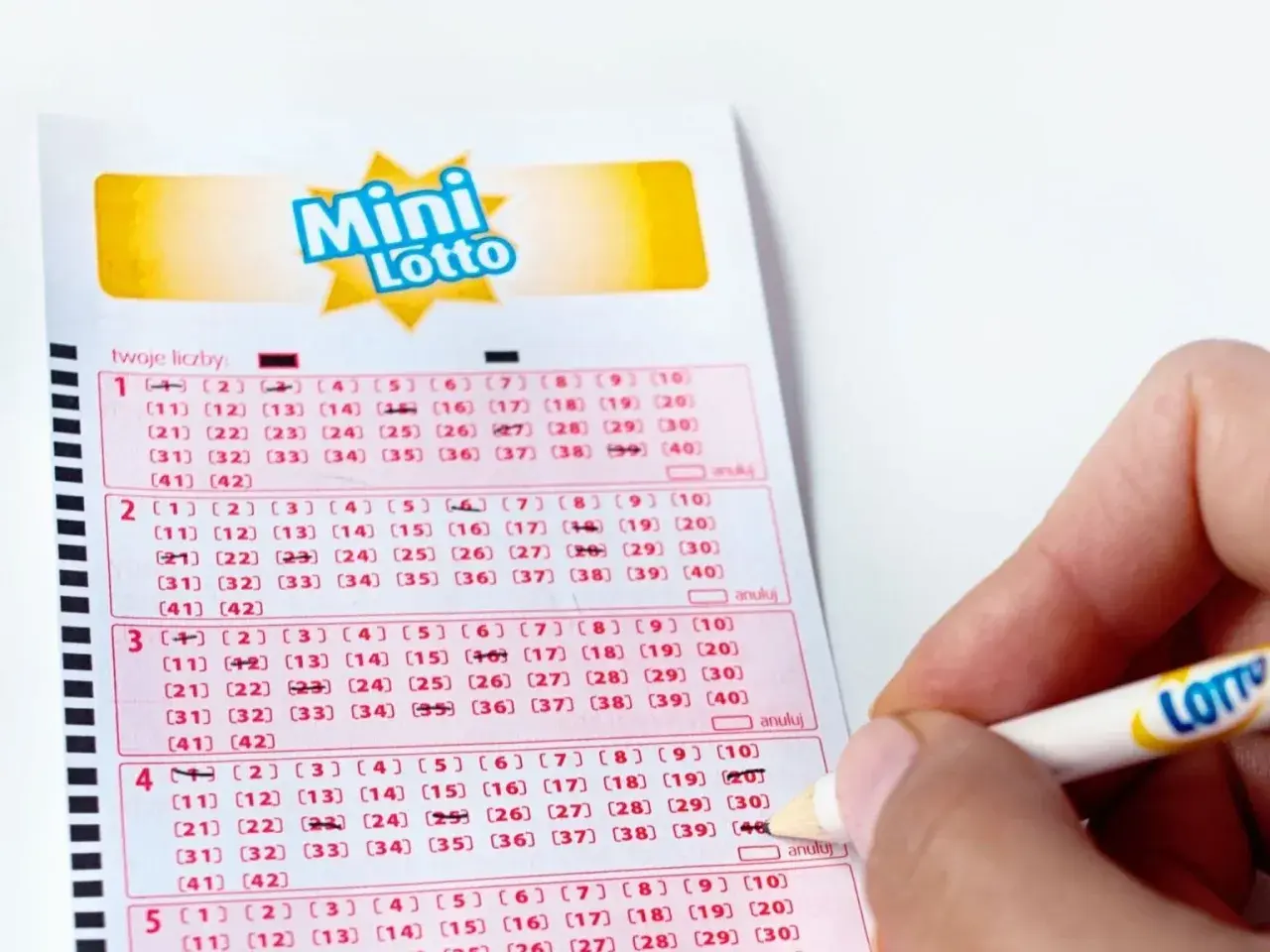 Na kuponie Mini Lotto zaznacza się liczby. W tej grze losuje się 5 z 42 liczb.