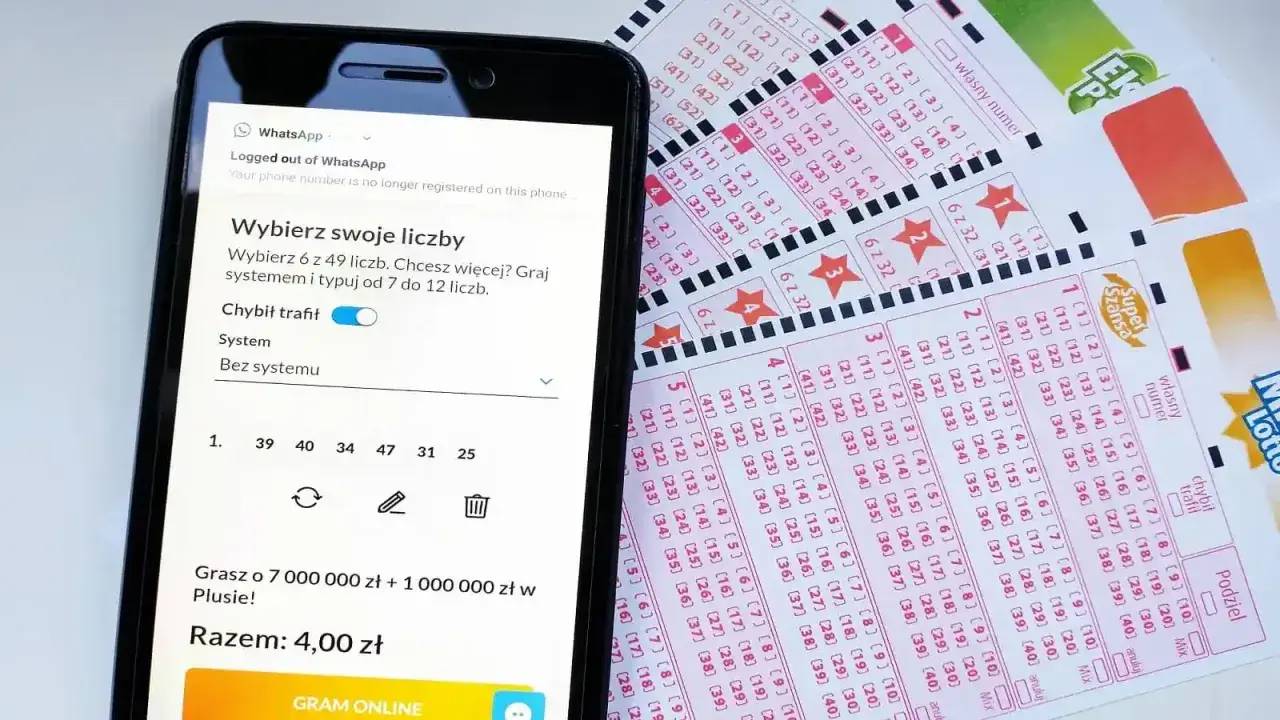 Telefon z aplikacją do gry w Lotto obok kuponów. Dowiedz się, jak zrezygnować z automatycznego odnawiania subskrypcji lotto online.