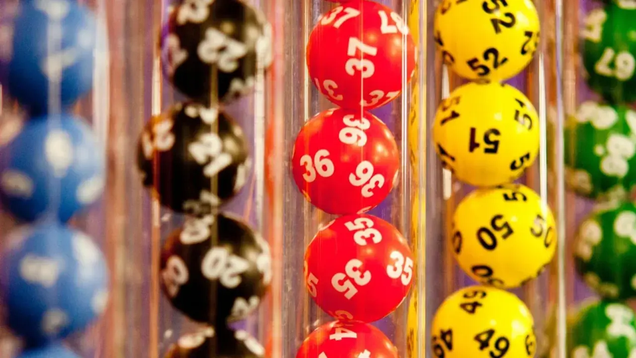 Kolorowe kulki lotto z numerami, jak obliczyć prawdopodobieństwo wygranej w mini lotto?