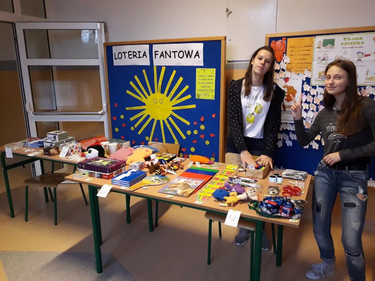 Loteria fantowa w szkole: limity kwotowe i uproszczone procedury. Dziewczyny sprzedają fanty na szkolnej loterii.