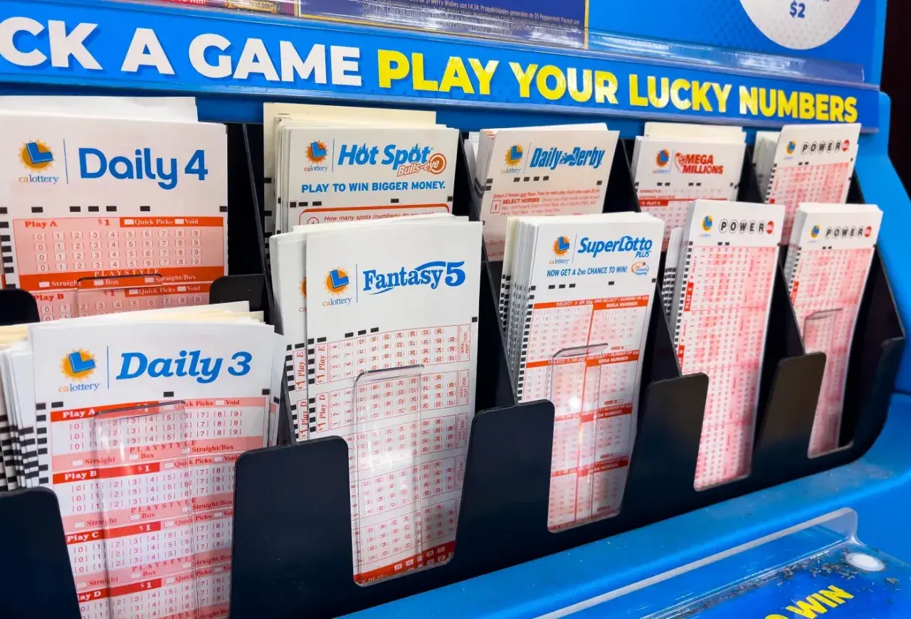 Stojaki z kuponami loteryjnymi: Daily 4, Hot Spot, Daily Derby, Fantasy 5, SuperLotto Plus, Mega Millions, Powerball. Mechanizm organizatorów ubezpieczenia nagrody w loterii polega na tym, że gracze wybierają liczby.