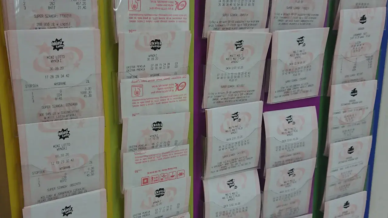 Wyniki lotto sprawdź kupon. Na zdjęciu widać kilka kuponów z gry Mini Lotto i Multi Multi Plus, z datami i numerami.