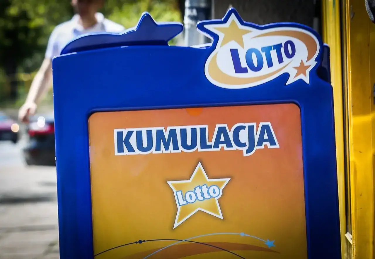 Niebieska gablota Lotto z napisem "Kumulacja" i logo. Czy wygraną z lotto trzeba wpisywać do rocznego zeznania pit?