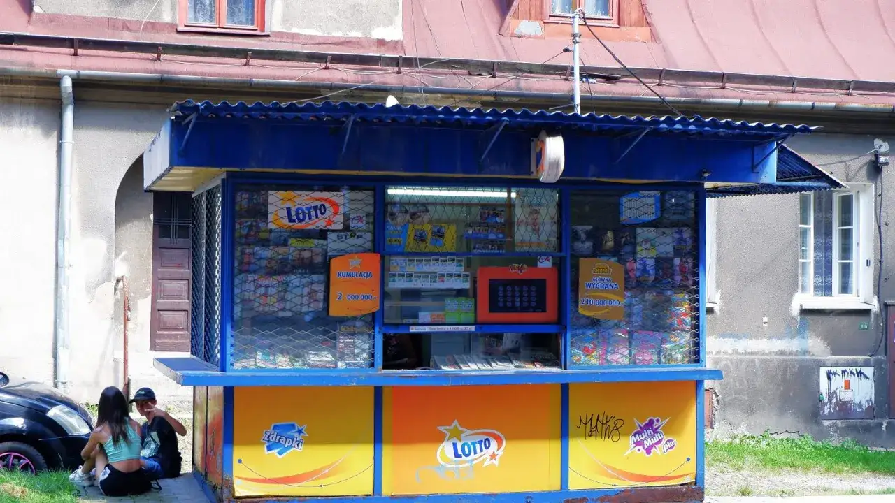 Kupowanie zdrapek na stacji benzynowej a w kolekturze różnice w asortymencie. Stoisko z grami losowymi Lotto i zdrapkami.