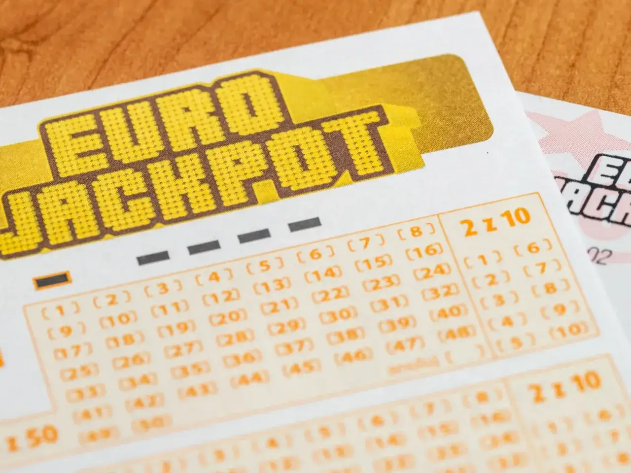 Kupon Eurojackpot z zaznaczonymi liczbami, czekający na losowanie. Czy to będzie ten szczęśliwy jackpot?
