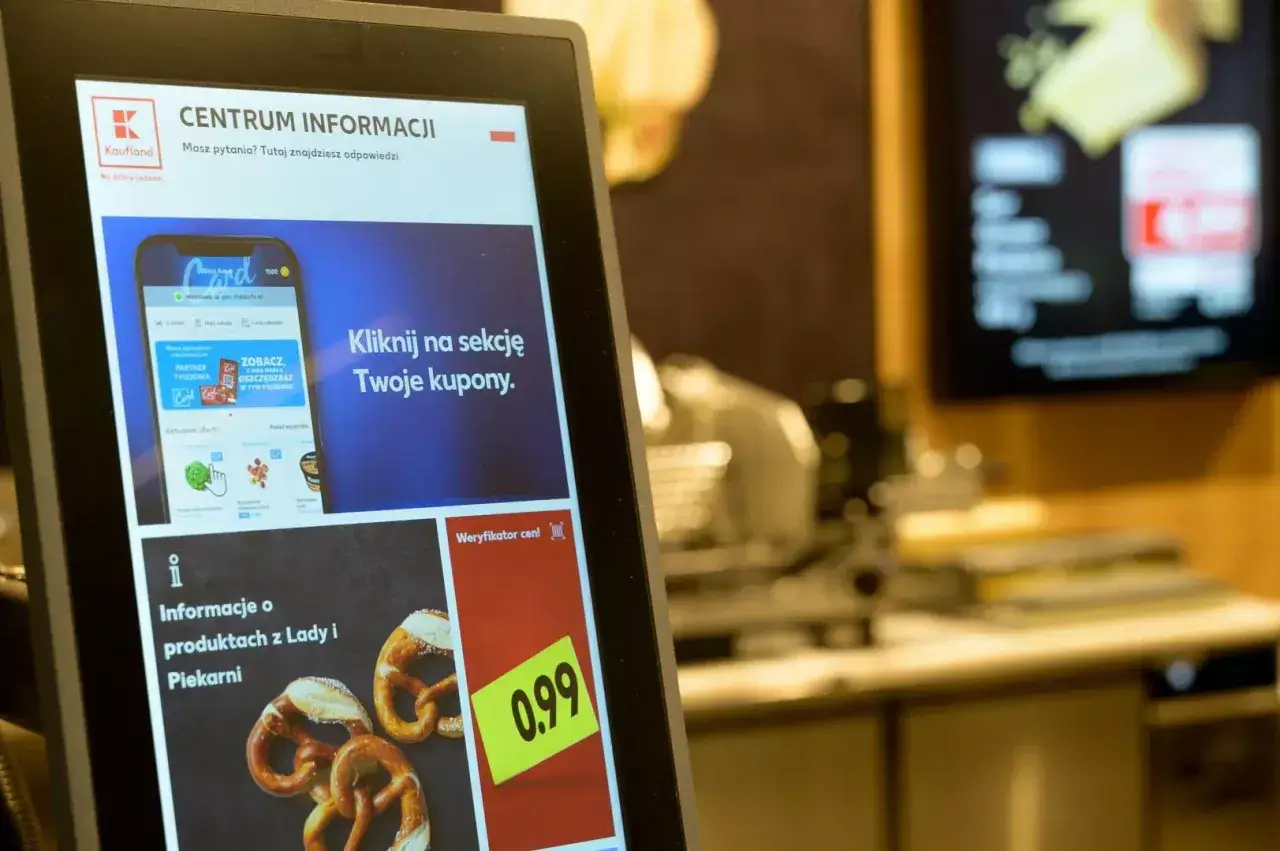 Ekran informacyjny Kaufland zachęca do kliknięcia w sekcję 