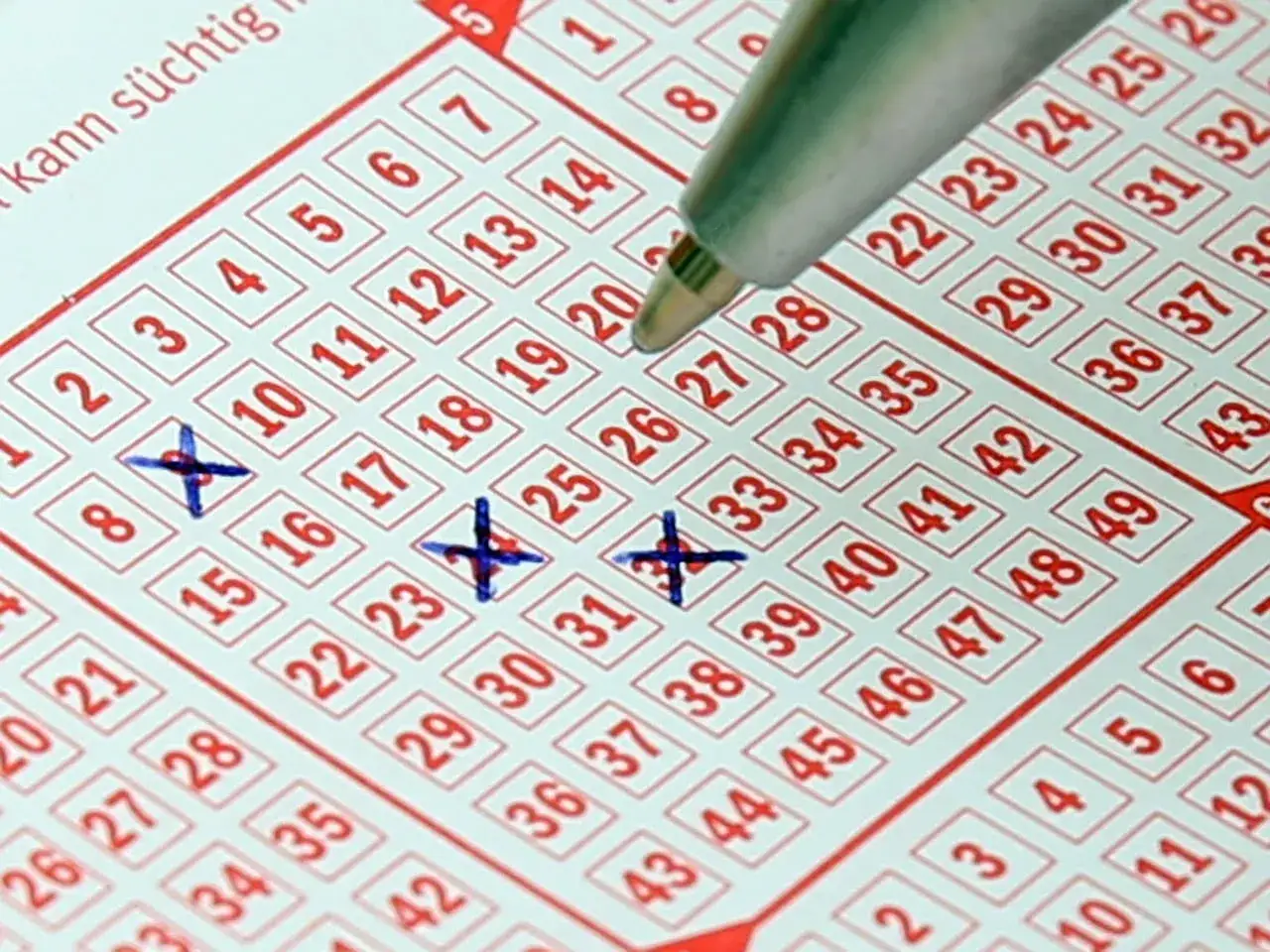 Kupon lotto z zaznaczonymi liczbami. Zastanawiasz się, ile wynosi podatek od wygranej w zdrapkach lotto w Polsce?