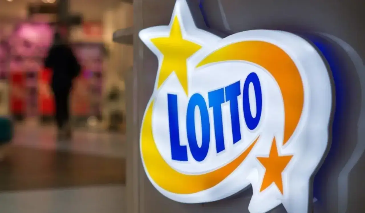 Logo LOTTO. Wielka kumulacja kusi graczy, choć wpływ na szanse pojedynczego gracza w loterii jest minimalny.