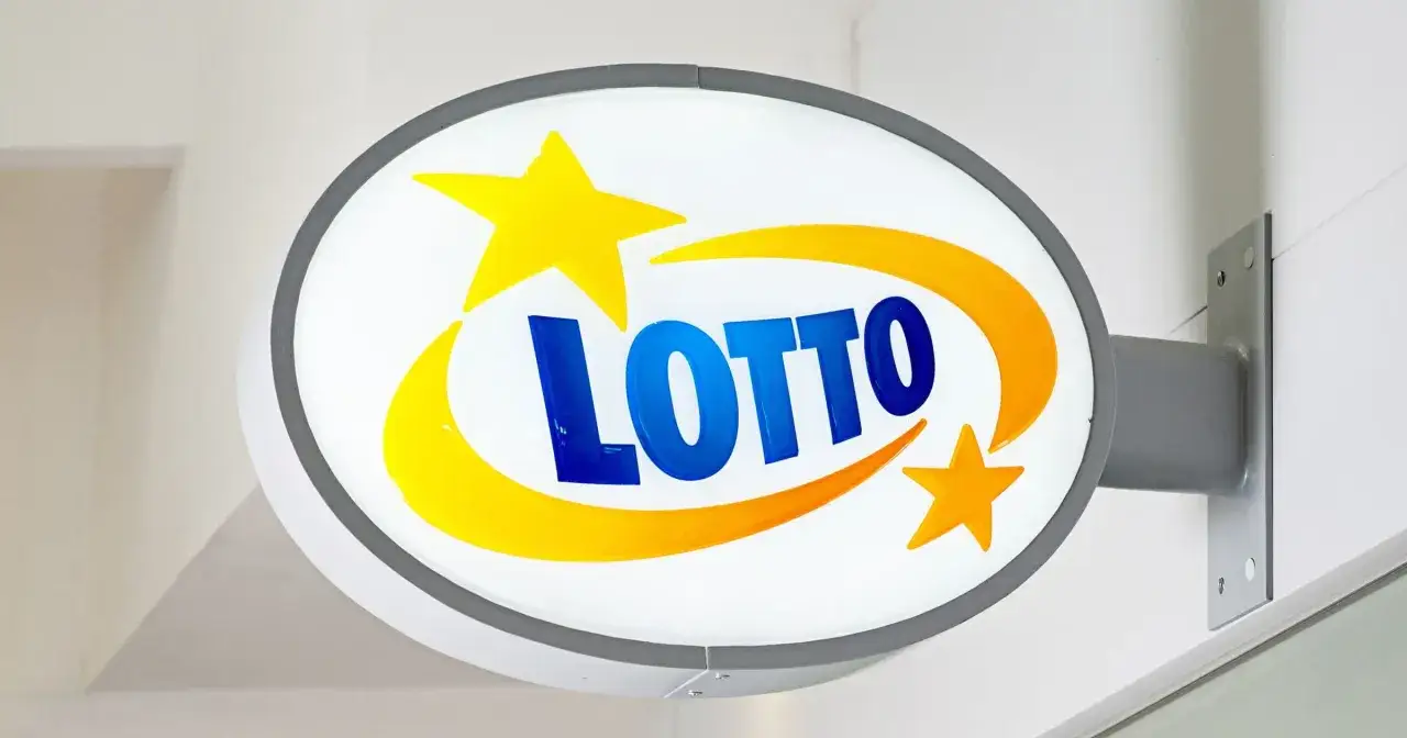 Owalny, podświetlany szyld LOTTO z żółtymi gwiazdkami i łukami. Kiedyś marzyłeś o wygranej w duży lotek?