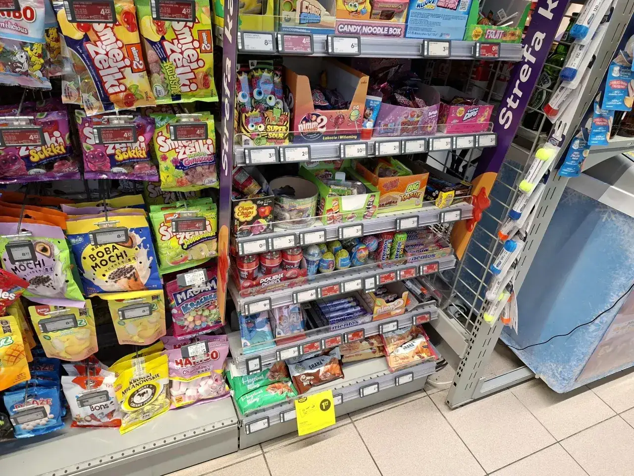 W Żabce znajdziesz słodycze, w tym paczki z żelkami i piankami. Czy są tam krzyżówki? Trudno powiedzieć, ale na pewno jest duży wybór słodkości.
