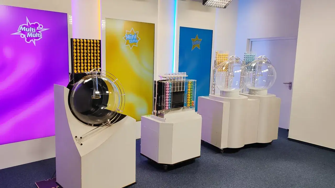 Studio lotto z maszynami do losowania. Zastanawiasz się, ile trwa losowanie lotto? Krótka chwila i możesz wygrać!