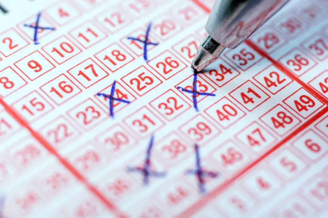Długopis zaznacza liczby na kuponie lotto. Zastanawiasz się, co się dzieje z nieodebraną nagrodą rzeczową w loterii promocyjnej?