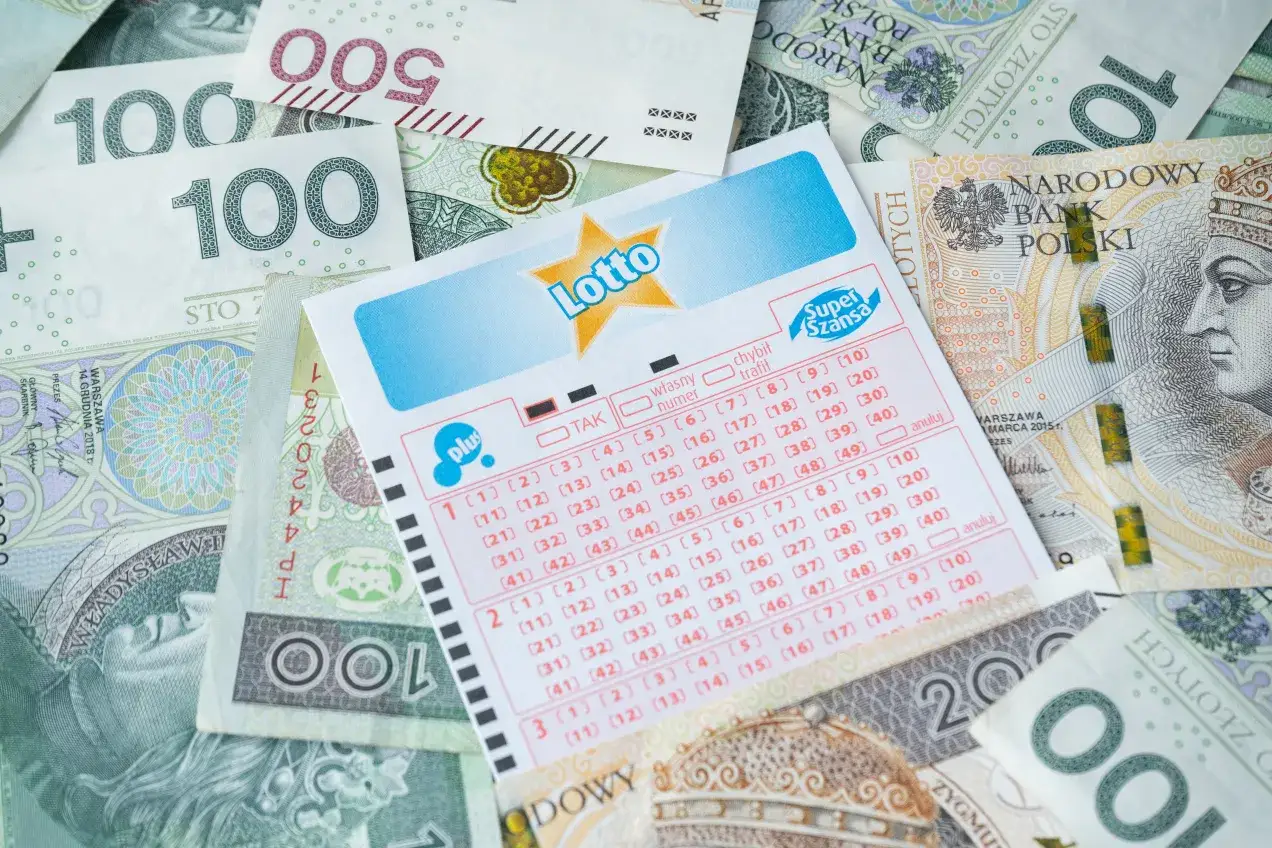 Kupon Lotto i polskie banknoty. Czas sprawdzić wyniki lotto kupon i marzyć o wygranej.