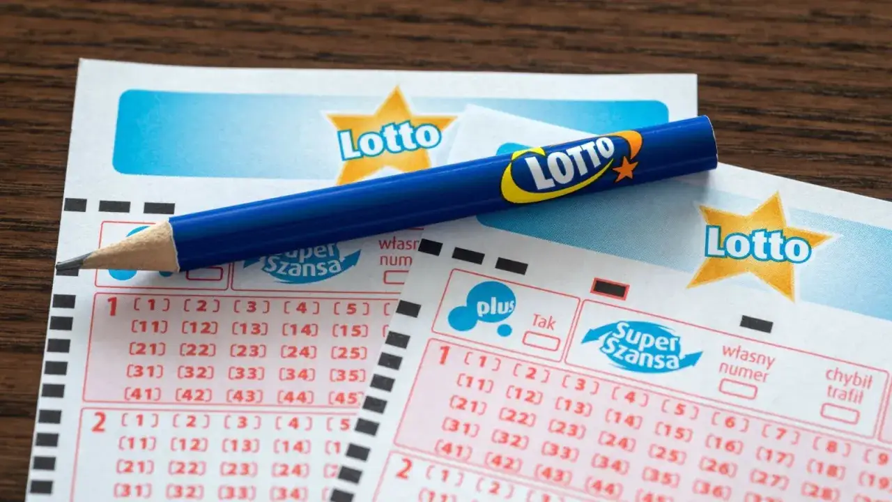 Niebieski ołówek leży na kuponach Lotto, gotowy do zaznaczenia gorących liczb w lotto.