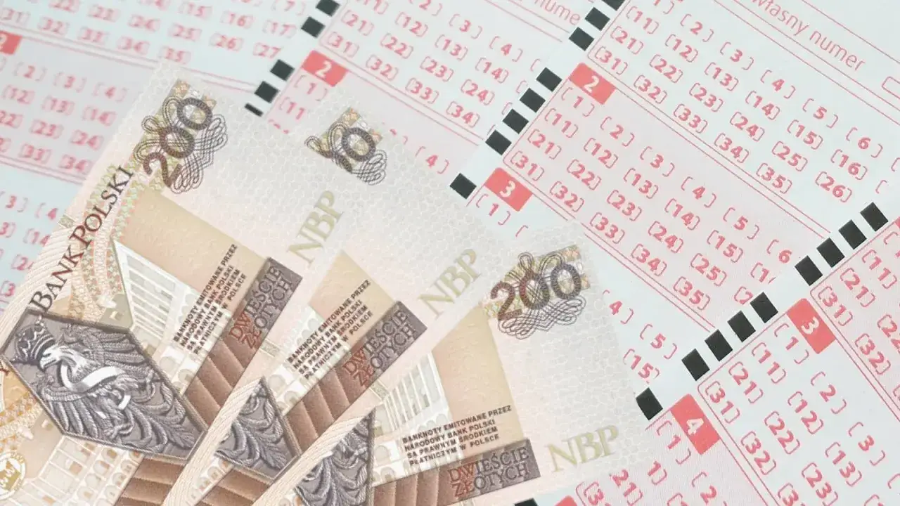 Pieniądze i kupony lotto. Zastanawiasz się, lotto ile jest do wygrania? Może te banknoty pomogą Ci w typowaniu!
