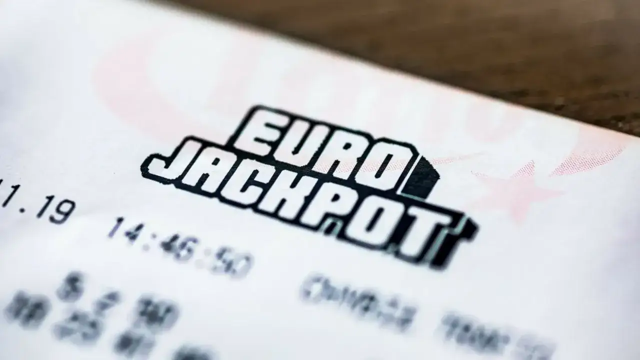 Los świąteczny Eurojackpot. Kupon z zaznaczonymi liczbami, data i godzina. Czy to będzie Twój szczęśliwy los?