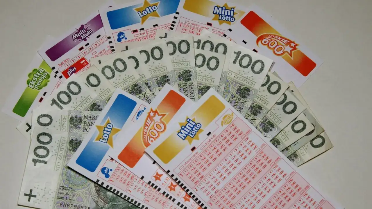 Kupony Lotto i banknoty 100 zł. Zastanawiasz się, ile czasu na odebranie wygranej lotto? Nie zwlekaj, bo pieniądze mogą przepaść!
