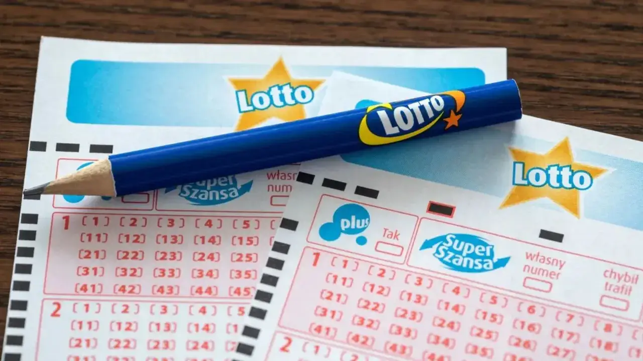 Ołówek leży na kuponach Lotto, gotowy do zaznaczenia liczb na tabeli wygranych w mini lotto.