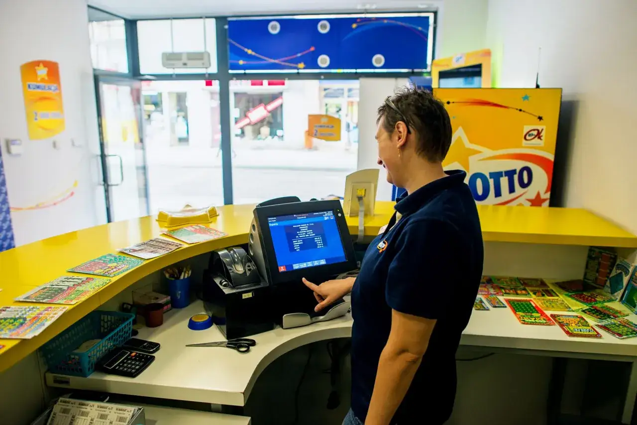 Kobieta przy terminalu Lotto, ekran pokazuje raport. Jak złożyć reklamację w przypadku błędu terminala podczas puszczania kuponu lotto?