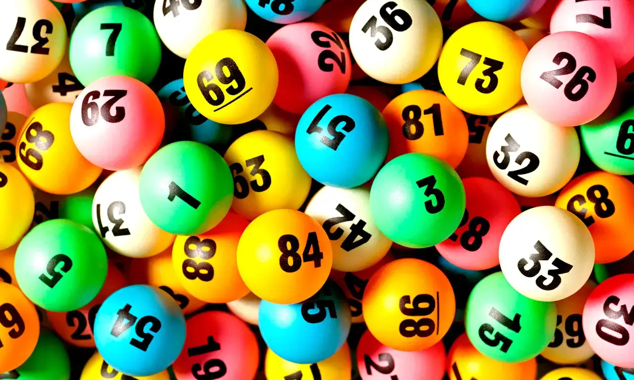 Kolorowe kulki do gry, jak te używane do lotto online rejestracja, z numerami od 1 do 98.