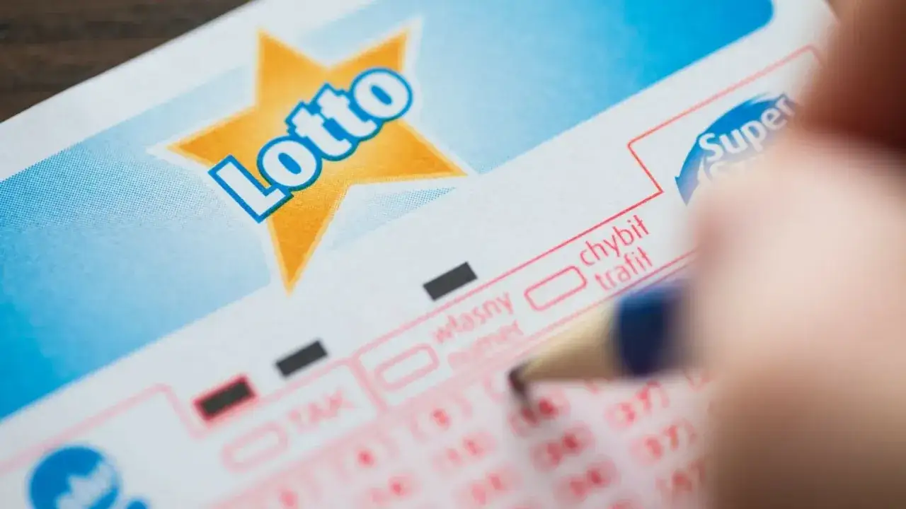 Długopis zaznacza pole na kuponie Lotto. Zastanawiasz się, ile czasu na odebranie wygranej Lotto masz?