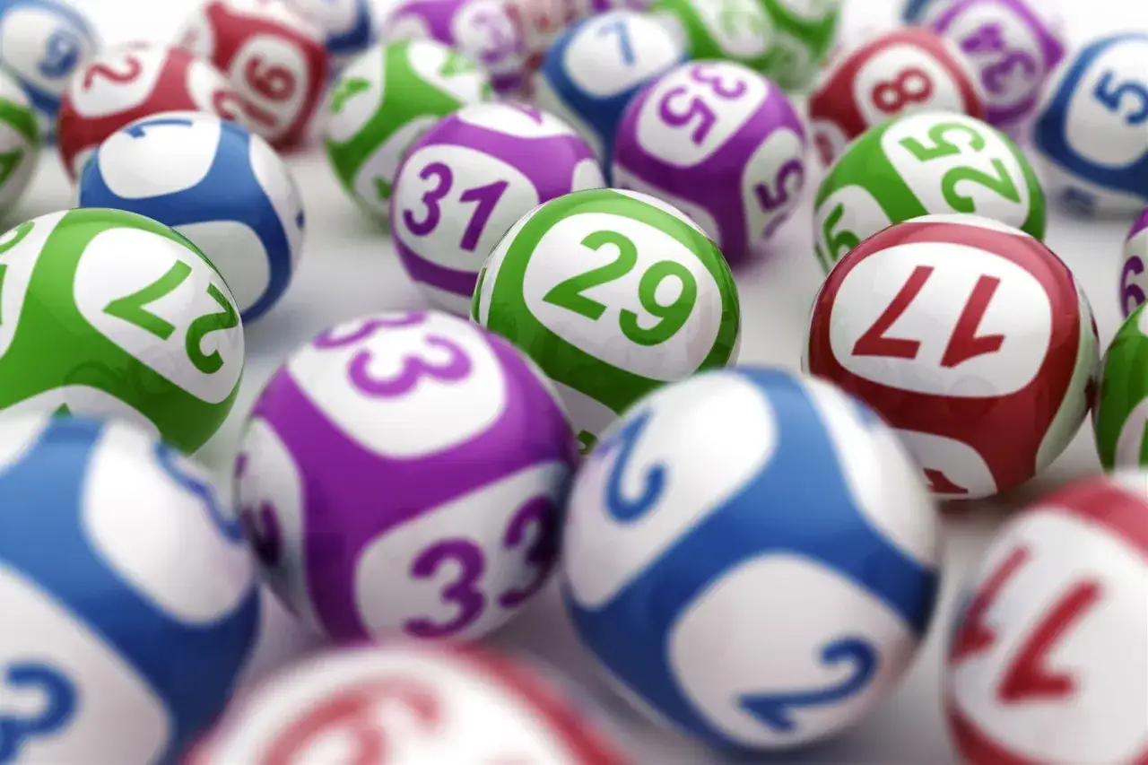 Kolorowe kulki lotto z numerami. Pomyśl o syndykacie loteryjnym jak legalnie grać w lotto w dużej grupie znajomych.