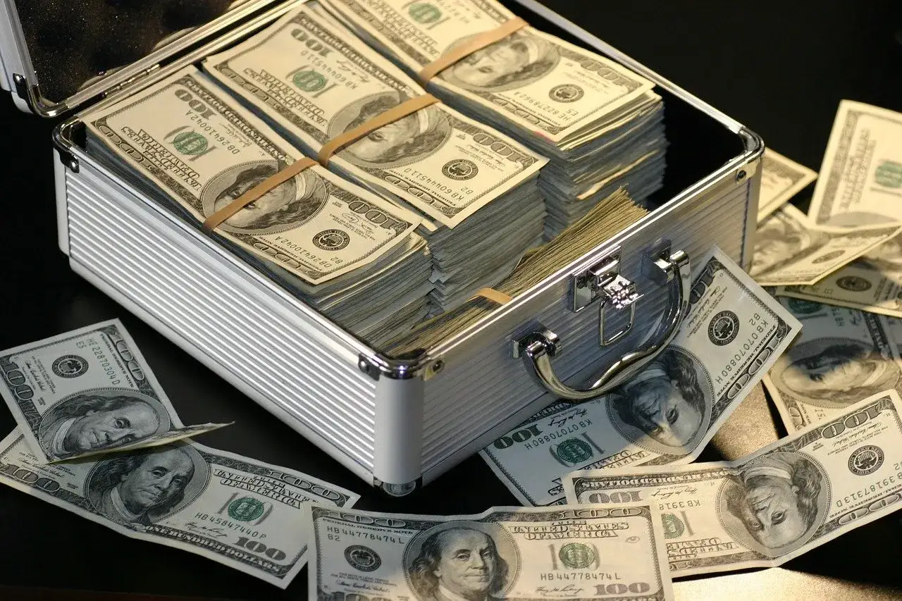 Walizka pełna dolarów. Pomyśl, ile czasu na odebranie wygranej lotto masz, zanim pieniądze się rozmyją!