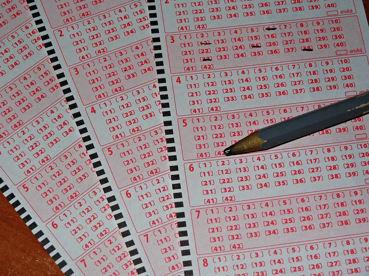 Kiedy najbliższe losowanie lotto? Na zdjęciu kupony lotto i ołówek, gotowe do wyboru liczb.