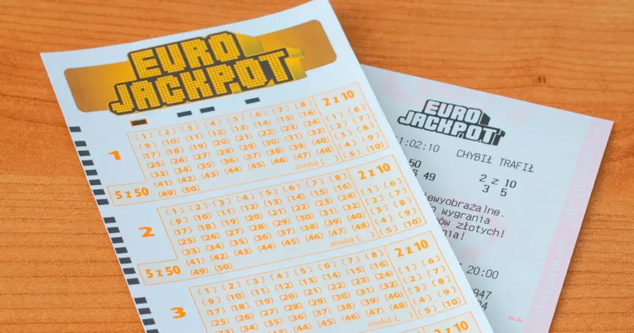 Kupony loterii świątecznej Eurojackpot leżą na drewnianym stole. Czy to szansa na wygraną?