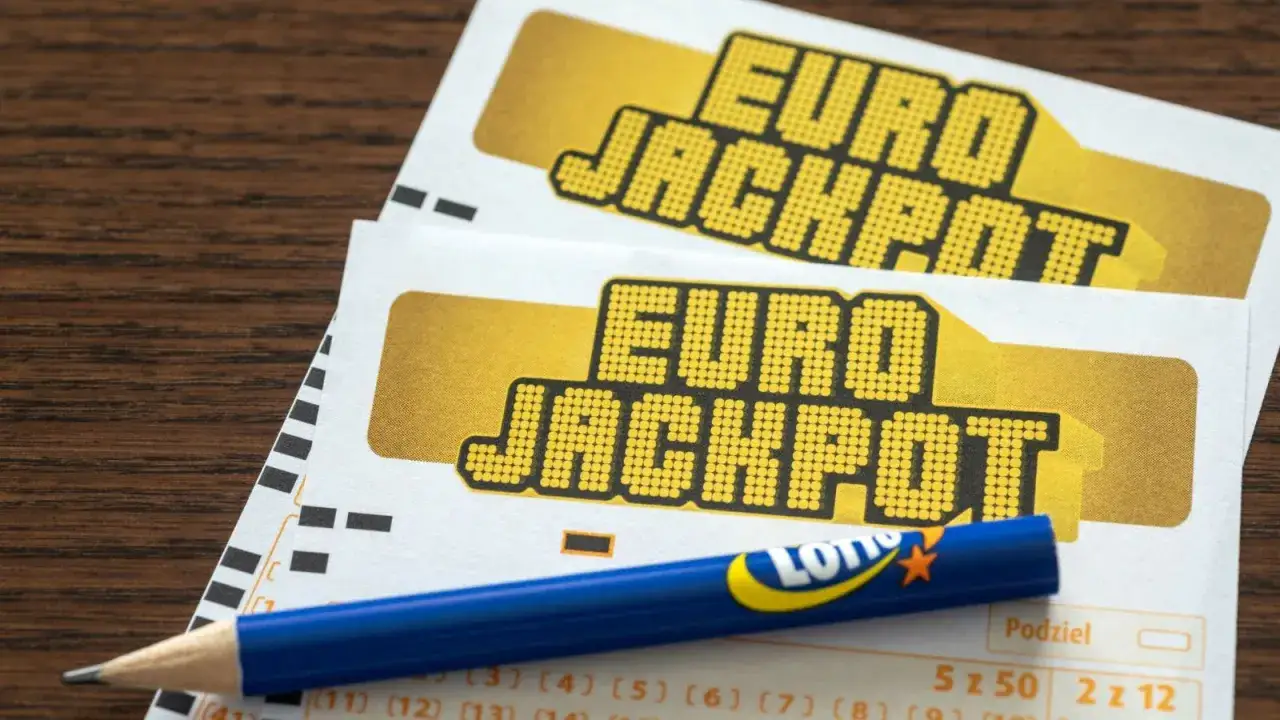 Eurojackpot i polskie lotto, gdzie matematyka daje lepsze szanse. Dwa kupony lotto i niebieski ołówek leżą na drewnianym stole.