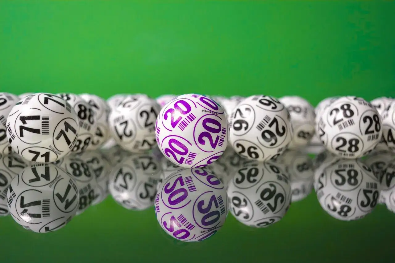 Kule do gry w lotto na zielonym tle. Po wygranej w lotto warto pomyśleć o bezpiecznym inwestowaniu pieniędzy.