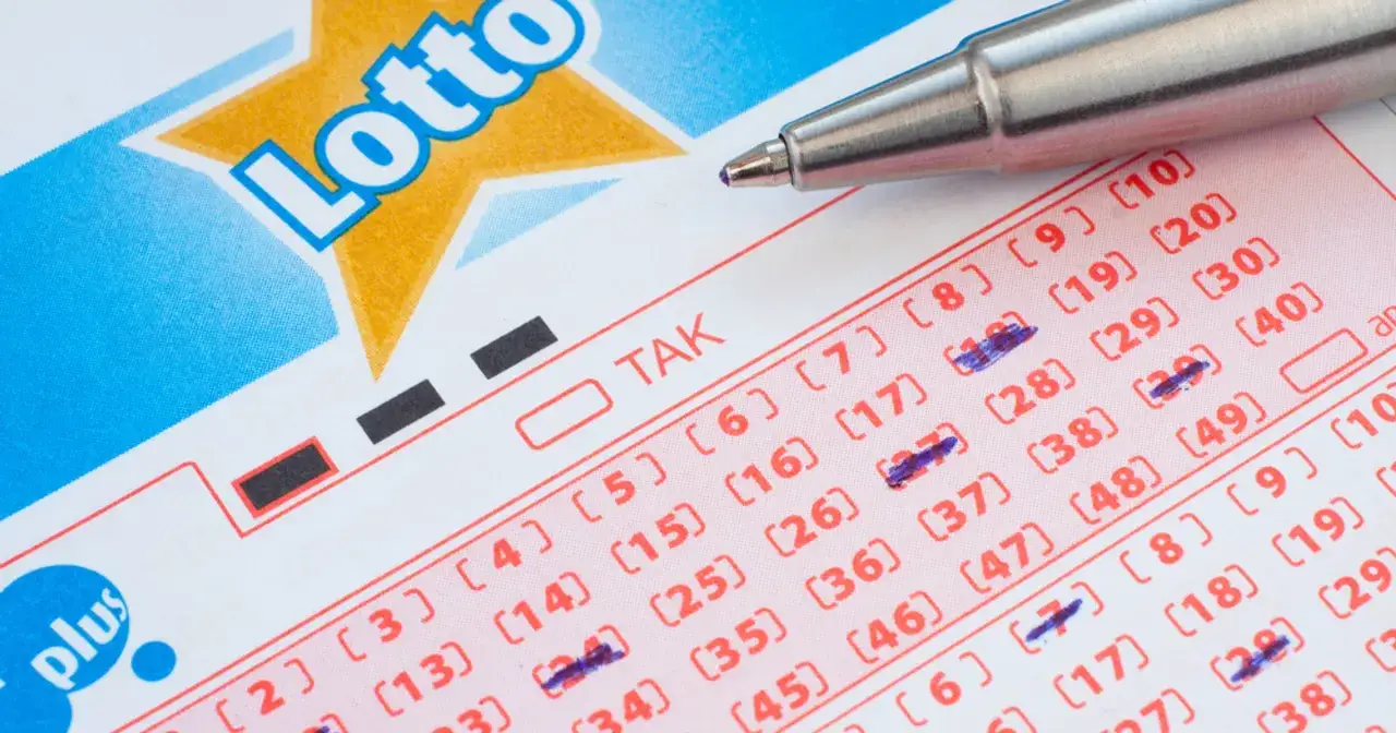 Kaskada Lotto: dlaczego losuje 12 liczb i jak sprawdzić wygraną? Na kuponie zaznaczone liczby, długopis czeka na kolejne typy.