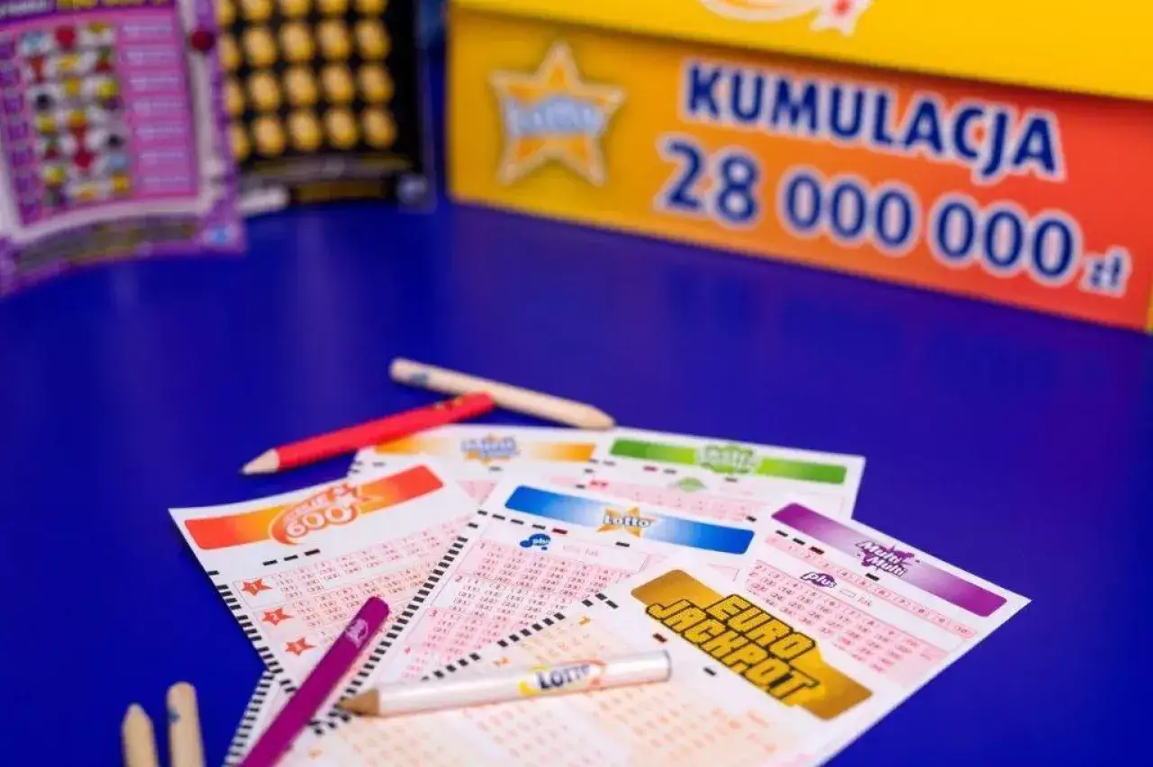 Kupony Lotto i Eurojackpot leżą na niebieskim blacie. Zastanawiasz się, do której godziny można wysłać lotto w kolekturze?