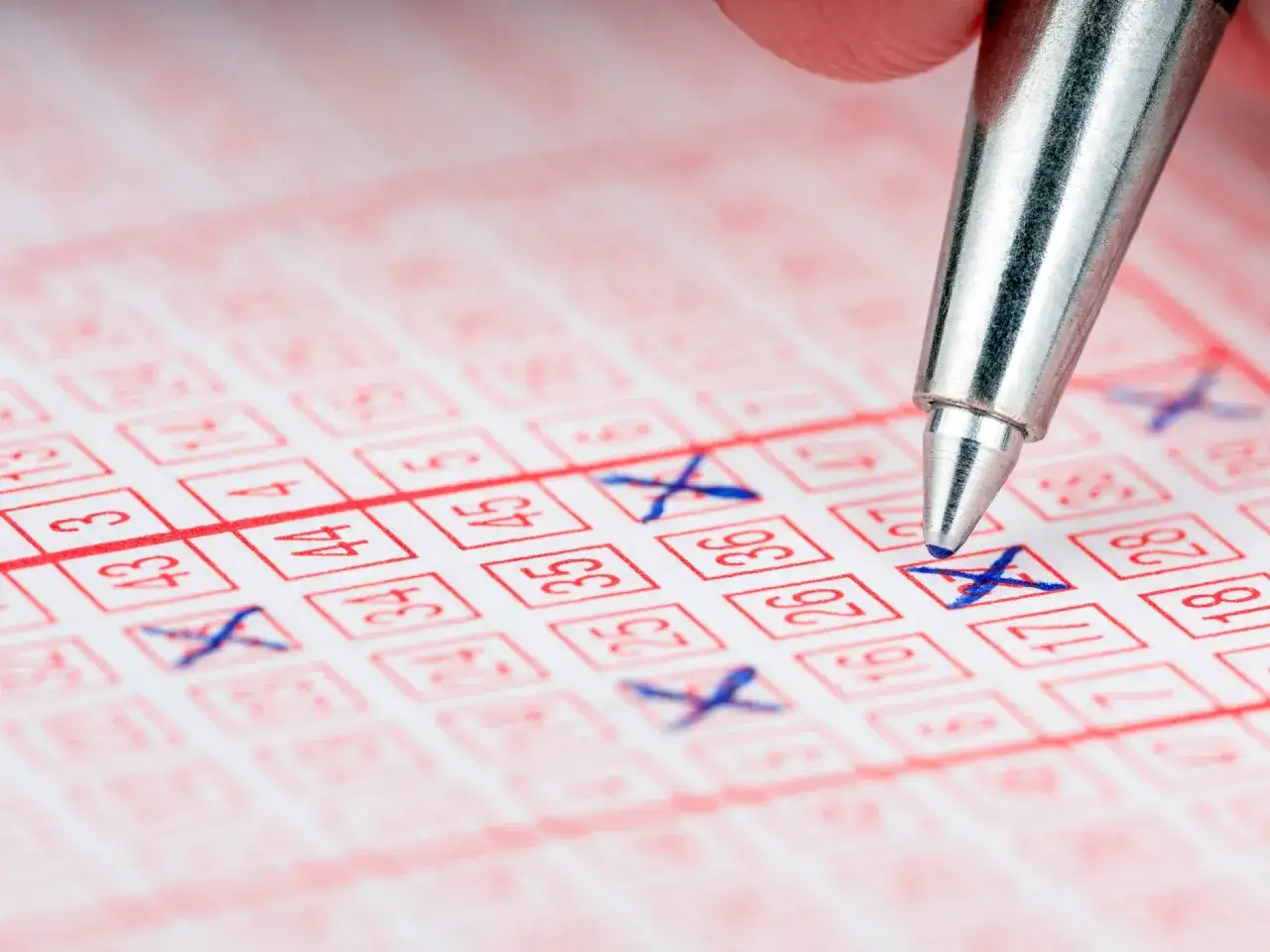 Długopis zaznacza liczby na kuponie lotto. Czy to zwiększy prawdopodobieństwo wygranej w lotto?