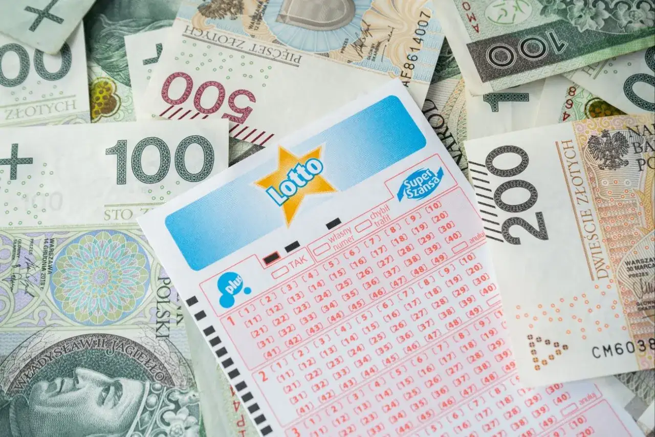 Kupon Lotto i polskie banknoty. Zastanawiasz się, jak długo ważny jest kupon Lotto? Sprawdź!