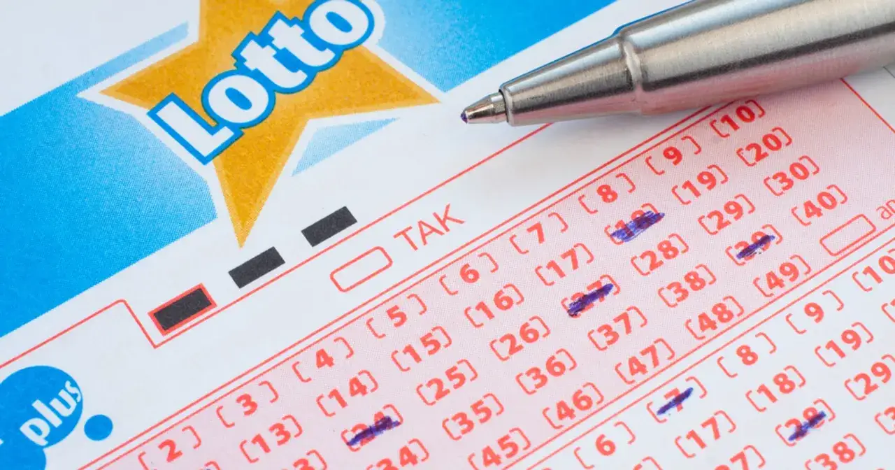 Długopis zaznacza liczby na kuponie Lotto. Czy to będzie ten duży lotek, kiedy?