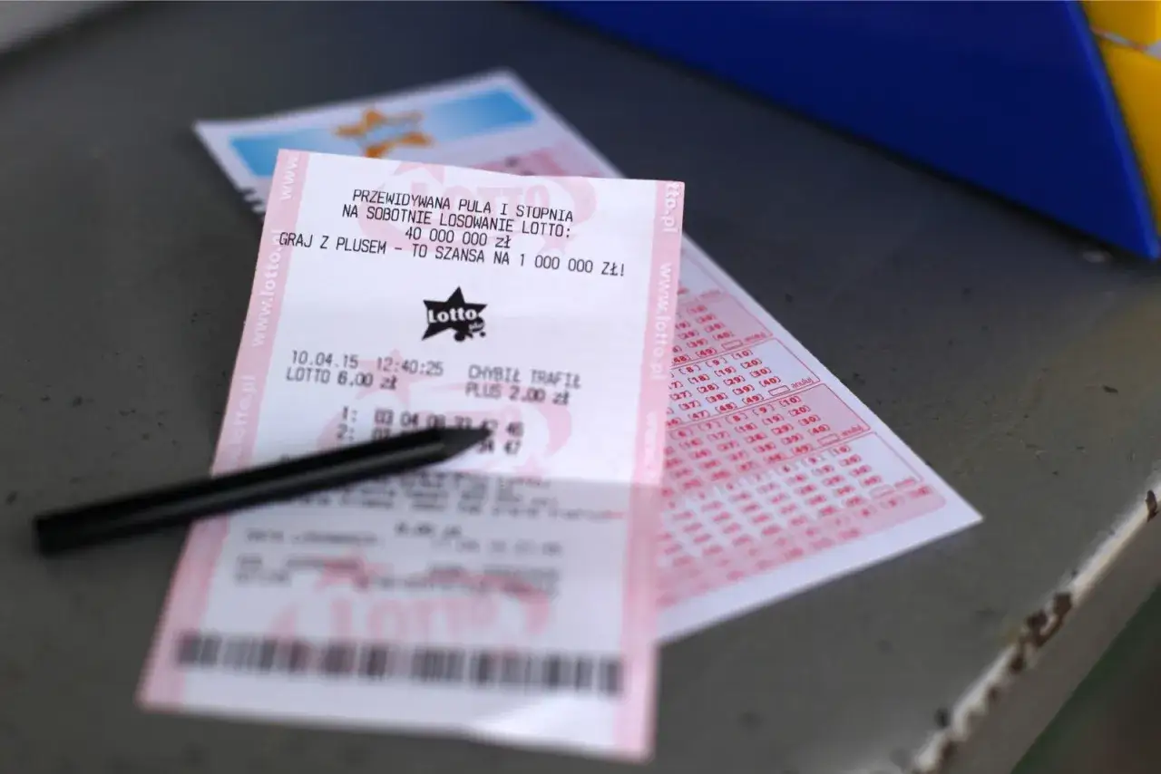Kupon Lotto z zaznaczonymi liczbami i datą 10.04.15. Zastanawiasz się, jak długo ważny jest kupon Lotto?