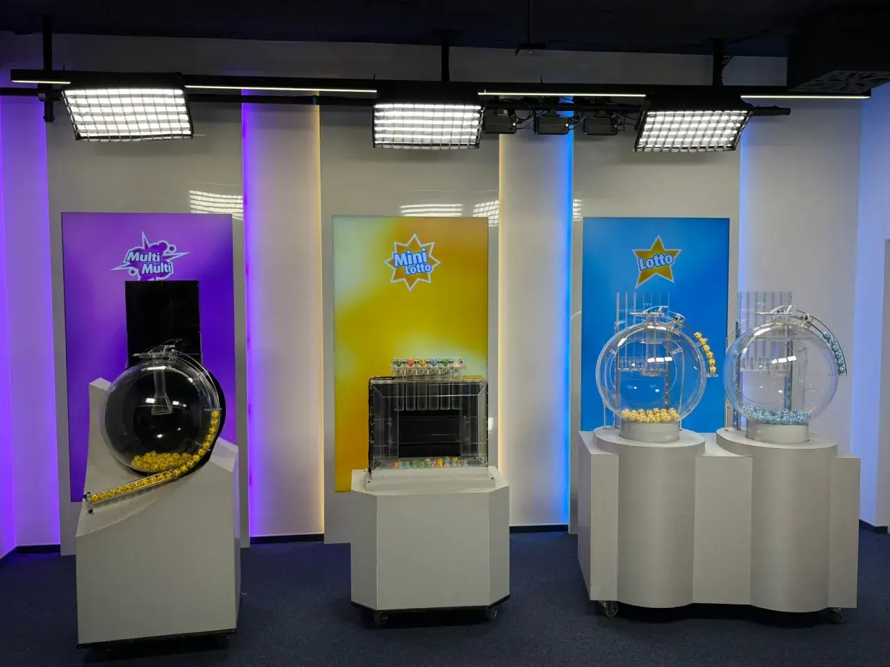 Studio lotto z maszynami do losowania. Zastanawiasz się, ile trwa losowanie lotto? Zobacz, jak przygotowują się do tego emocjonującego momentu.